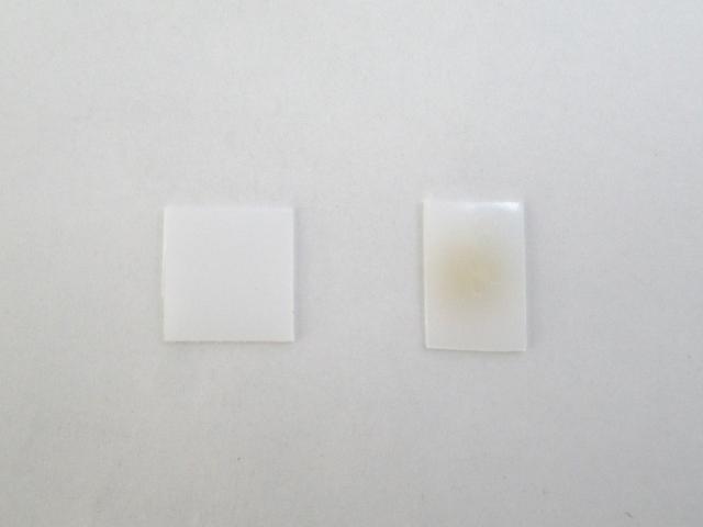 ポリエチレン樹脂 （左：UV照射なし、右：UV照射あり）